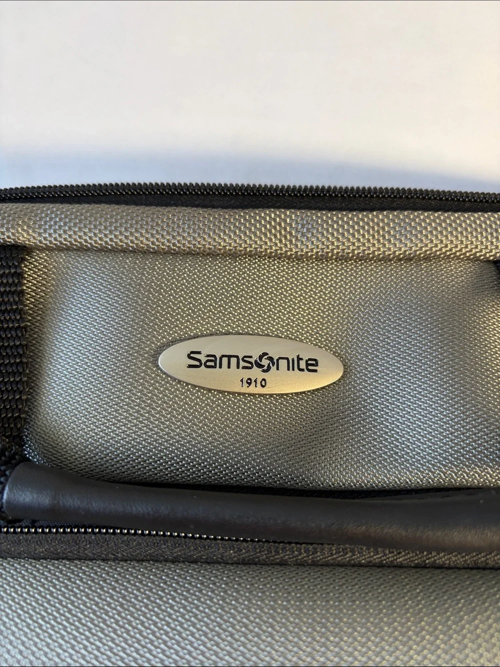 Samsonite Silver-Gray Laptop Briefcase with Detachable Strap